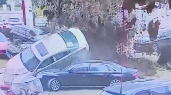 Cậu bé Trung Quốc đốt pháo làm nổ tung loạt xe sang đúng mùng 2 Tết 11 1738347779 942 width740height495 auto cropjpg