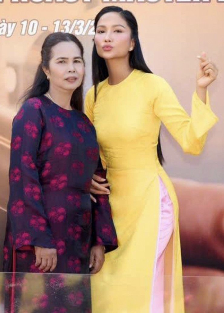 Mẹ đẻ H'Hen Niê hiếm hoi lộ diện sau khi con gái kết hôn - 5