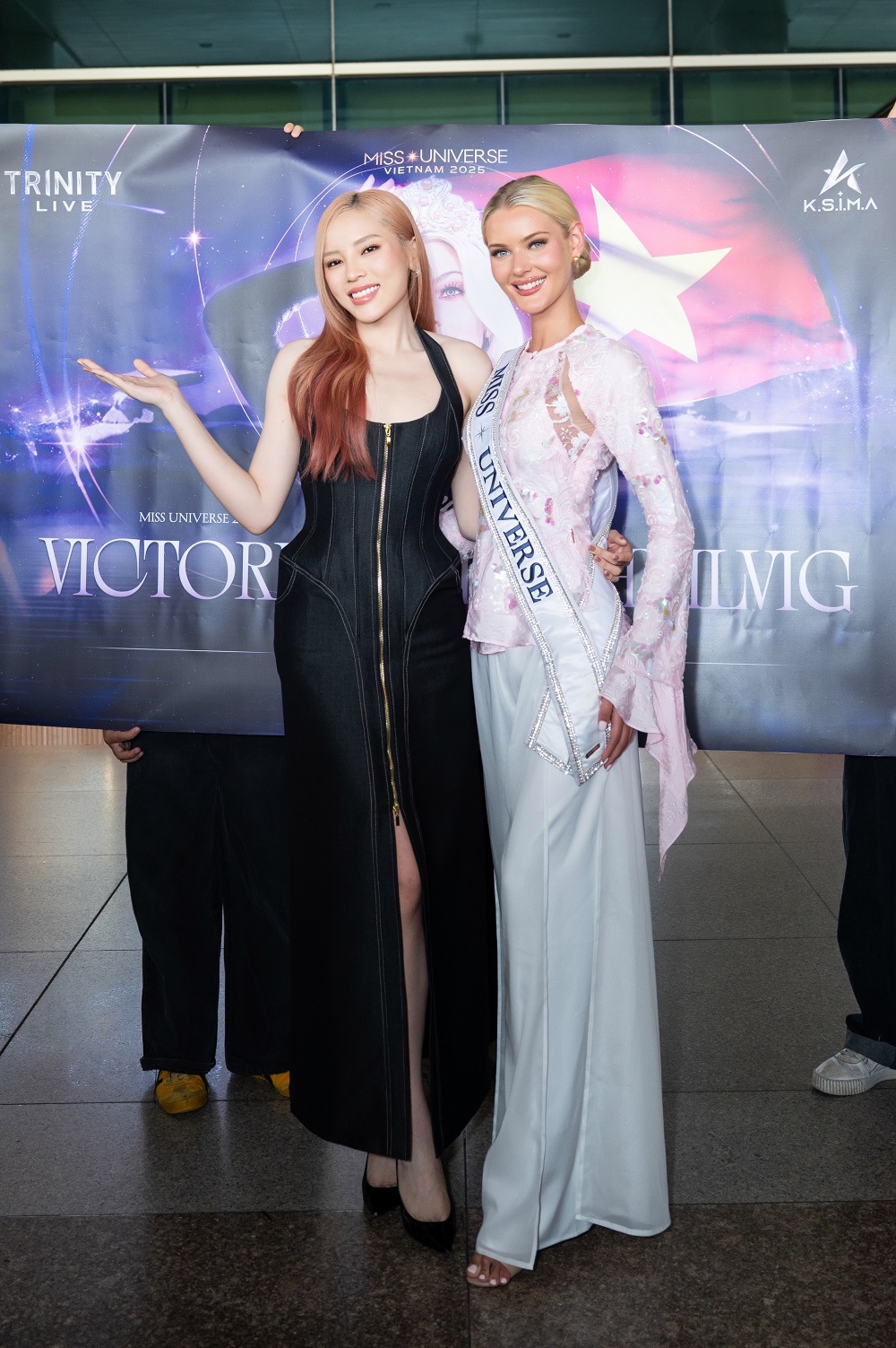 Miss Universe 2024 Victoria Kjær Theilvig Jakrajutatip mặc áo bà ba đến thăm Việt Nam- Ảnh 3.