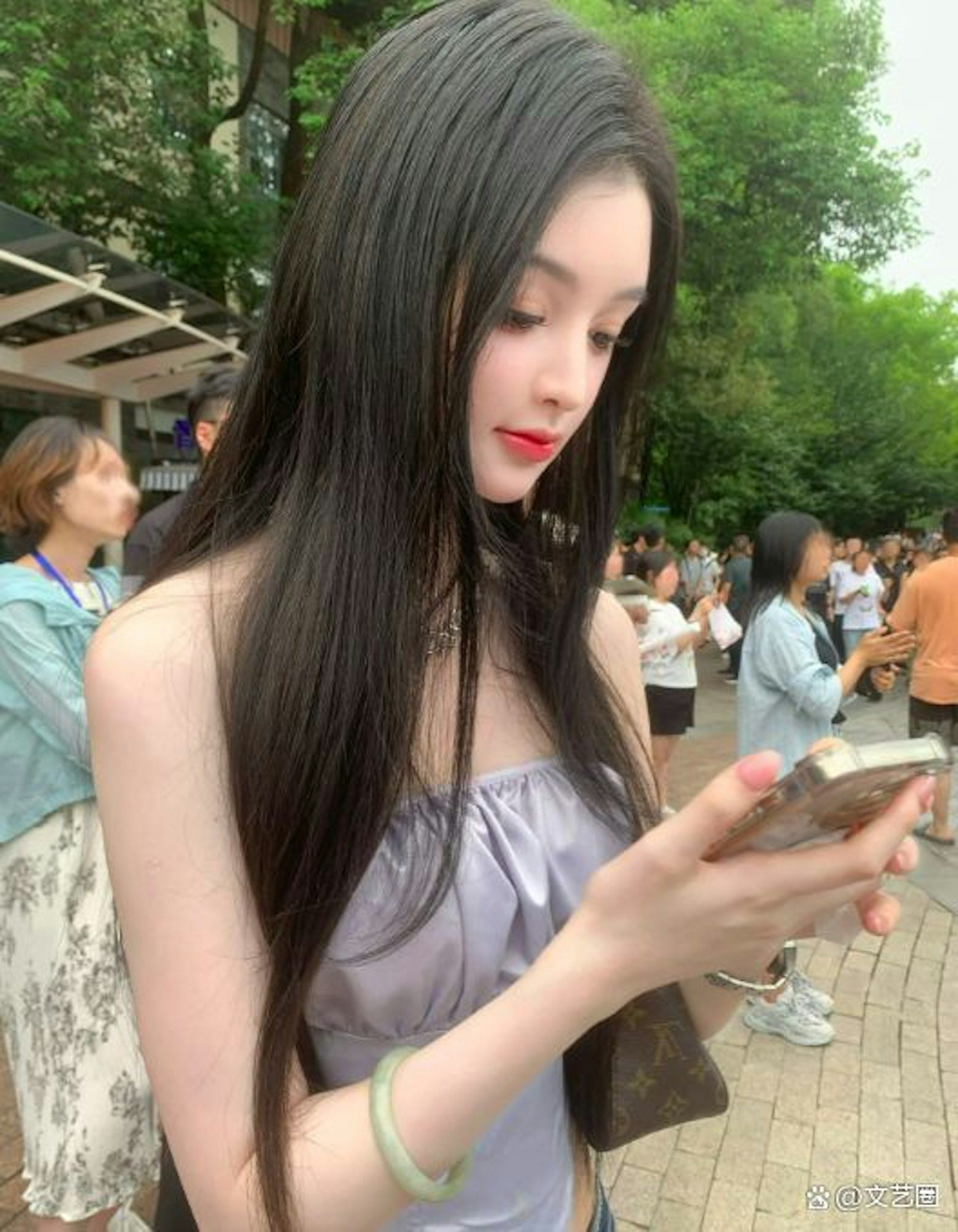 11-1745565555-755-width1920height2469 Cô gái xinh đẹp như AI cầm bảng chỉ dẫn tại hội thao gây sốt - 7