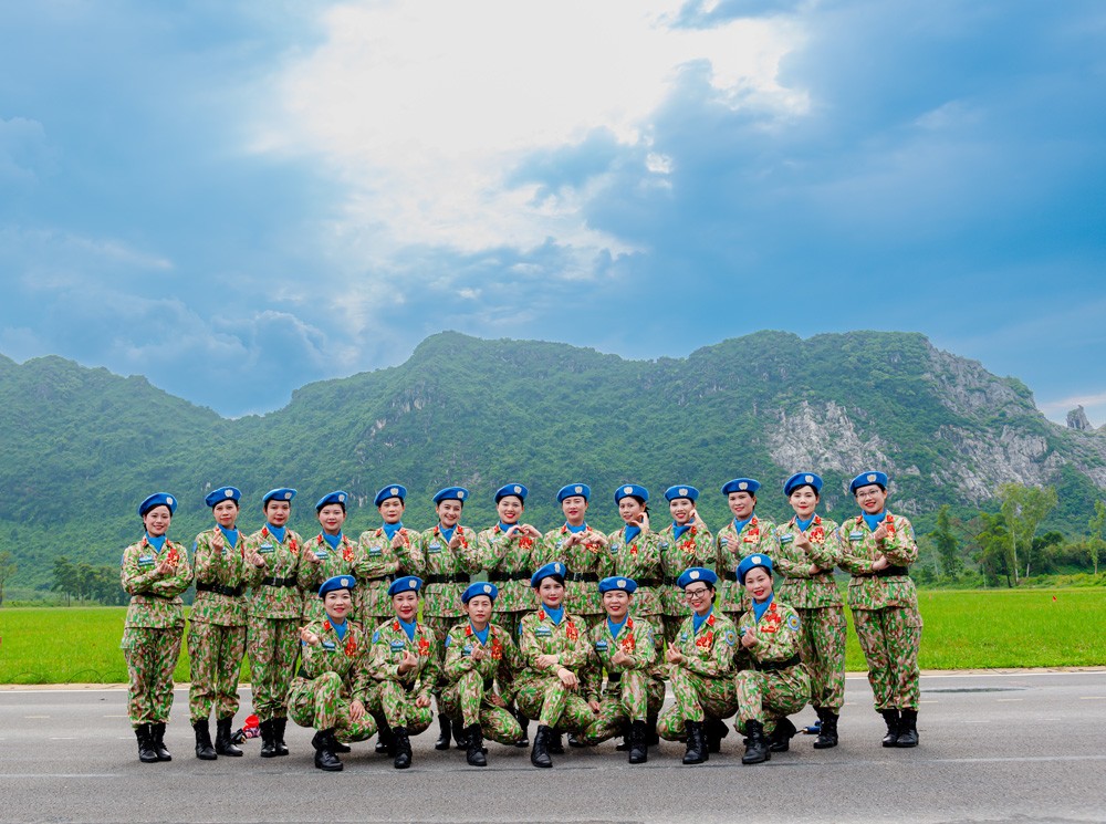 Quỳnh Phương và các nữ sĩ quan Học viện Quân y tham gia khối Gìn giữ hòa bình Việt Nam.