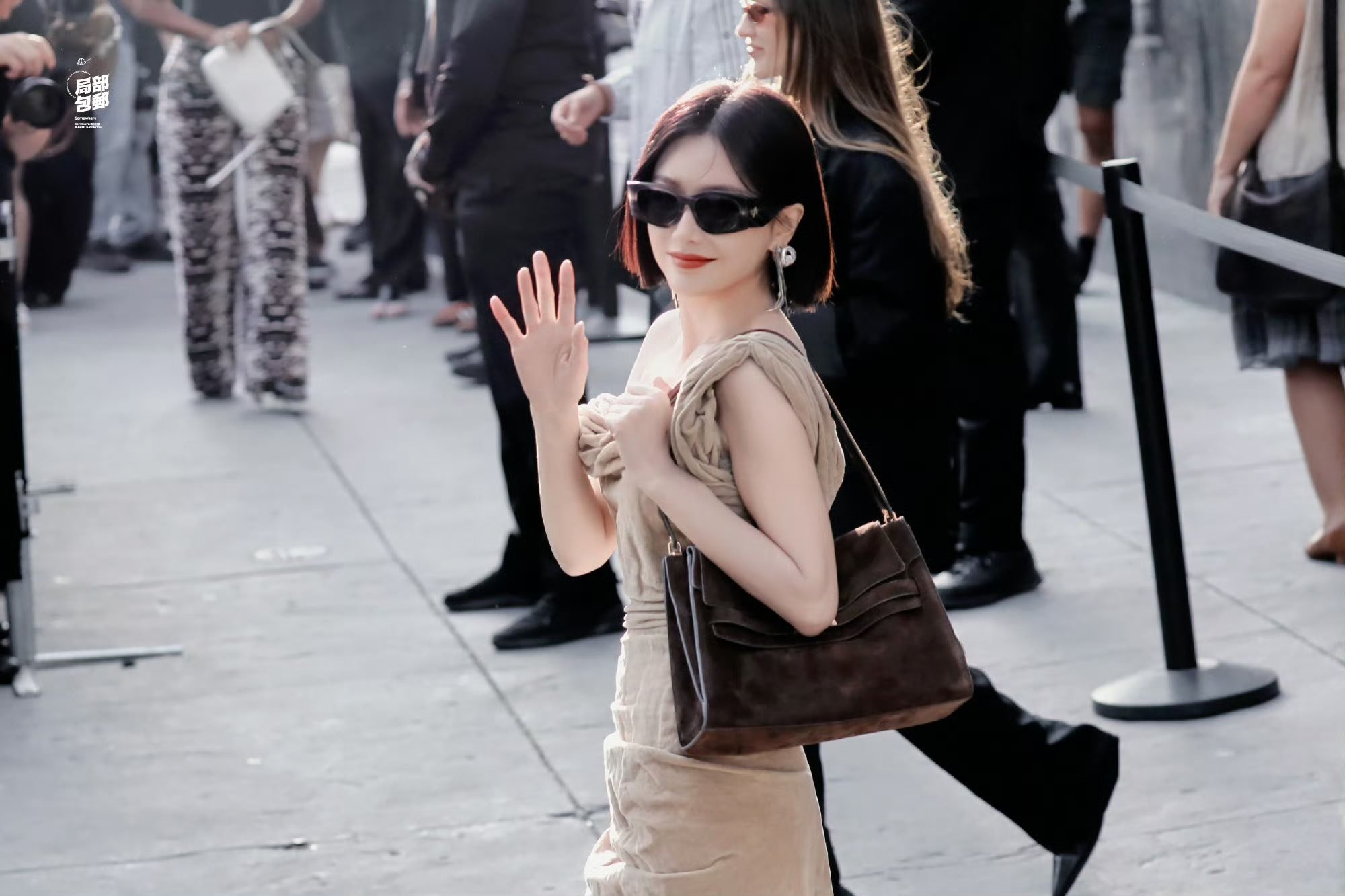 Cả phố náo loạn khi mỹ nhân này vừa bước xuống xe: Người đâu mà đẹp thế không biết, sang đến từng hơi thở- Ảnh 6.