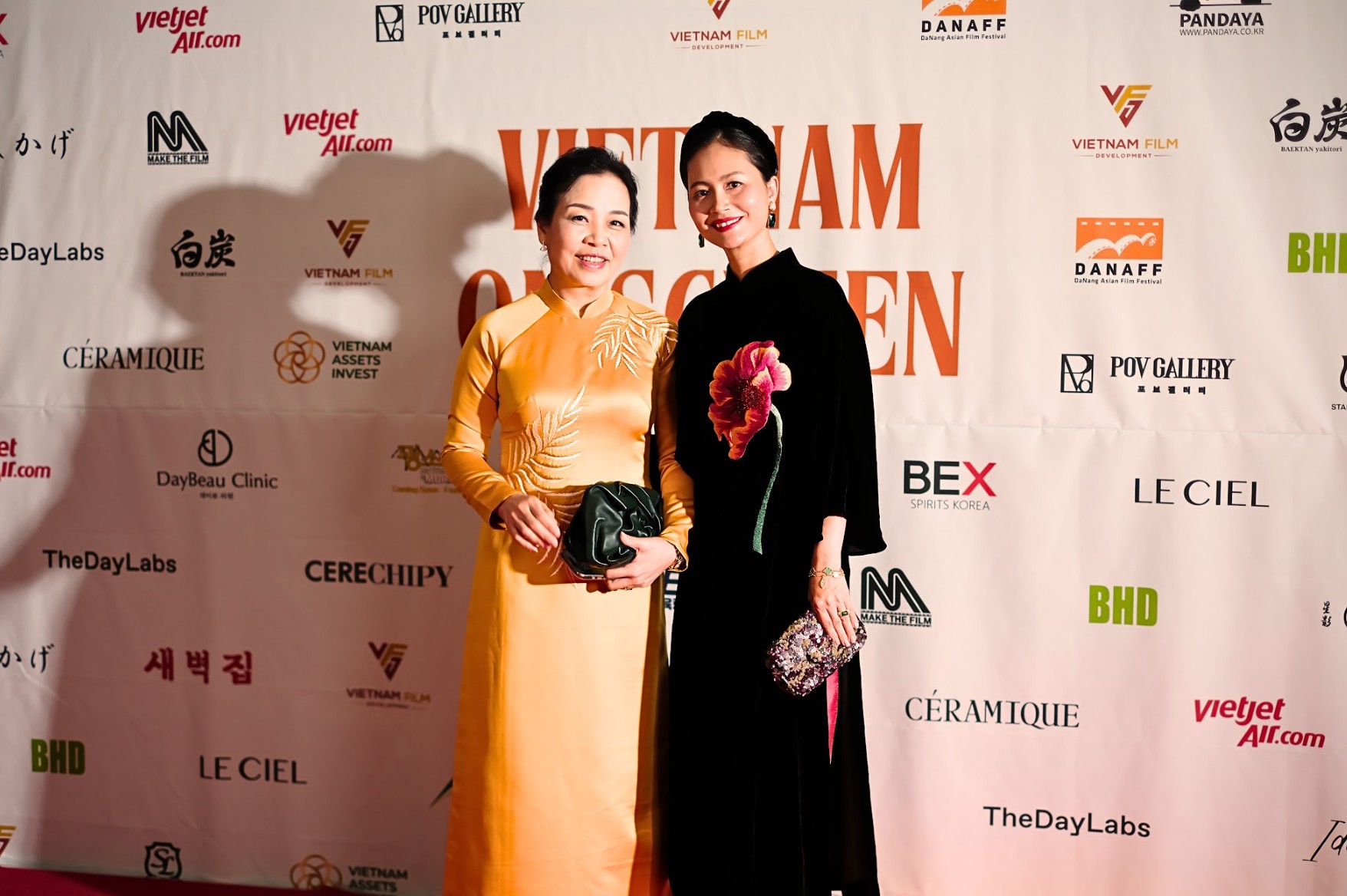 Sốc visual đại mỹ nhân vào vai Hoàng hậu quyền lực nhất Việt Nam, 30 năm nhan sắc không đổi mới đáng nể- Ảnh 2.