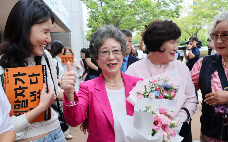 Bà Choi Mal-ja (giữa) ăn mừng cùng những người ủng hộ sau phán quyết trắng án (Ảnh: Yonhap/AFP/Getty)
