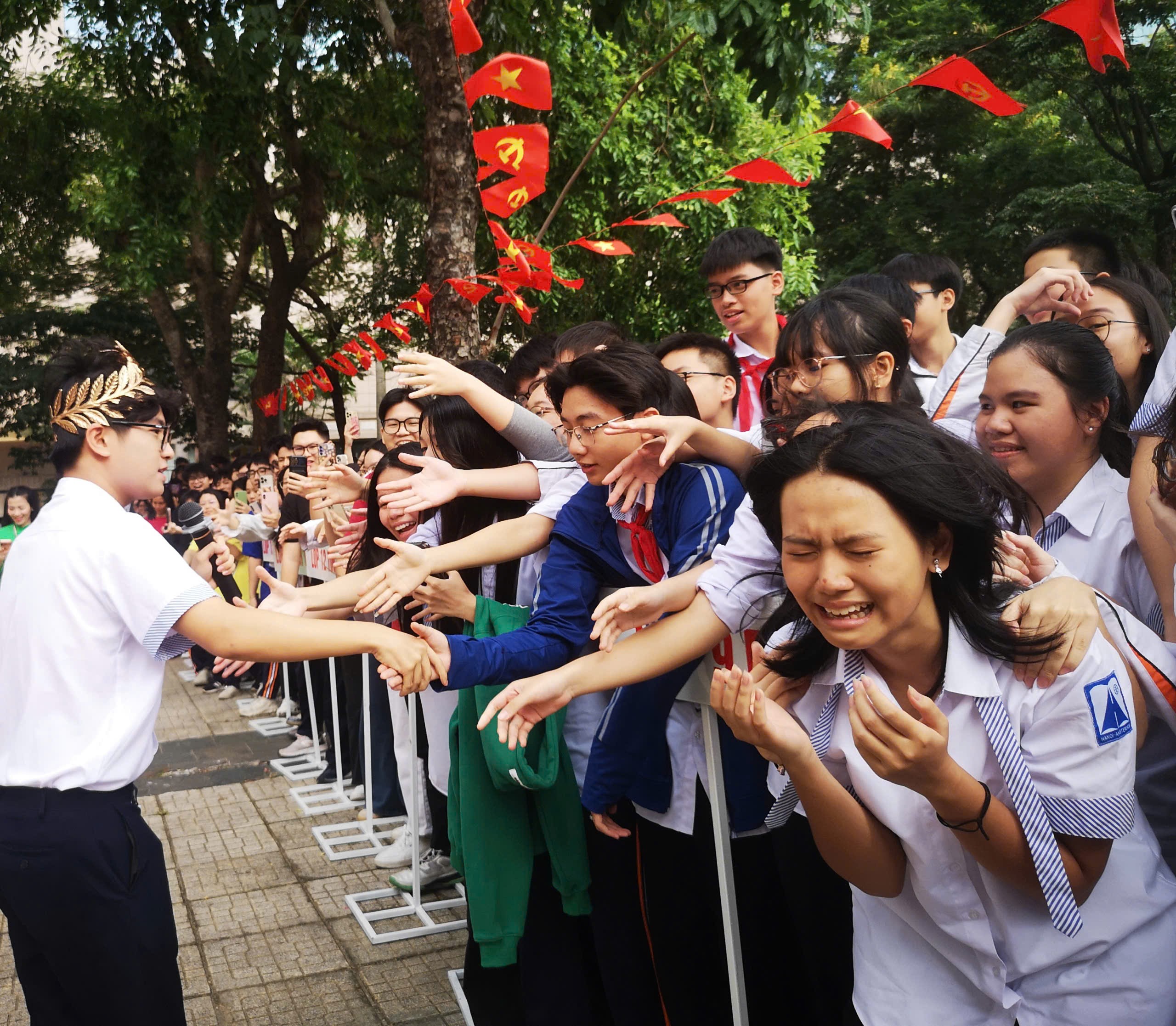 1126291891964842184-1761536106-816-width2560height2234 Học sinh trường Hà Nội - Amsterdam hứng khởi khi được bắt tay nam quán quân.