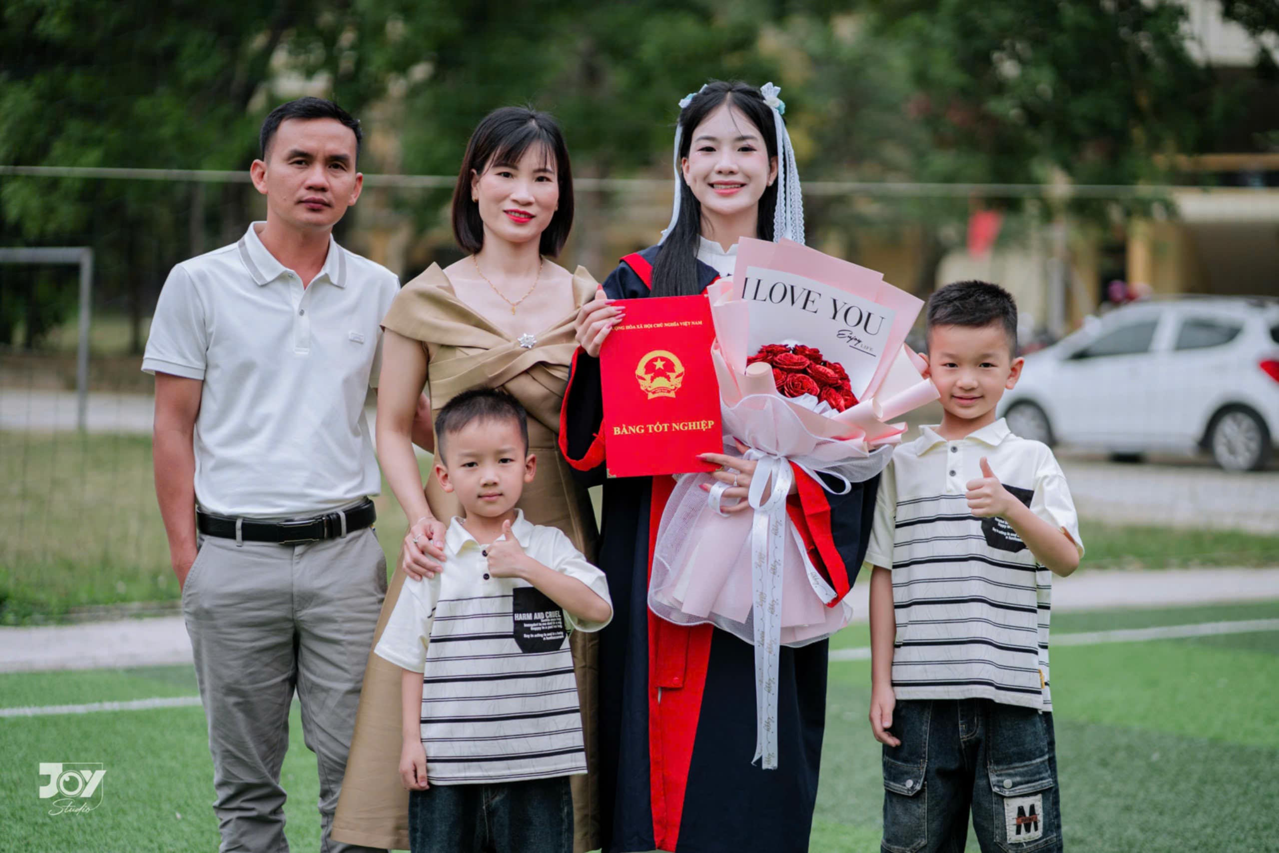 Gia đình anh Hùng, chị Thủy chụp ảnh kỷ yếu cùng con gái