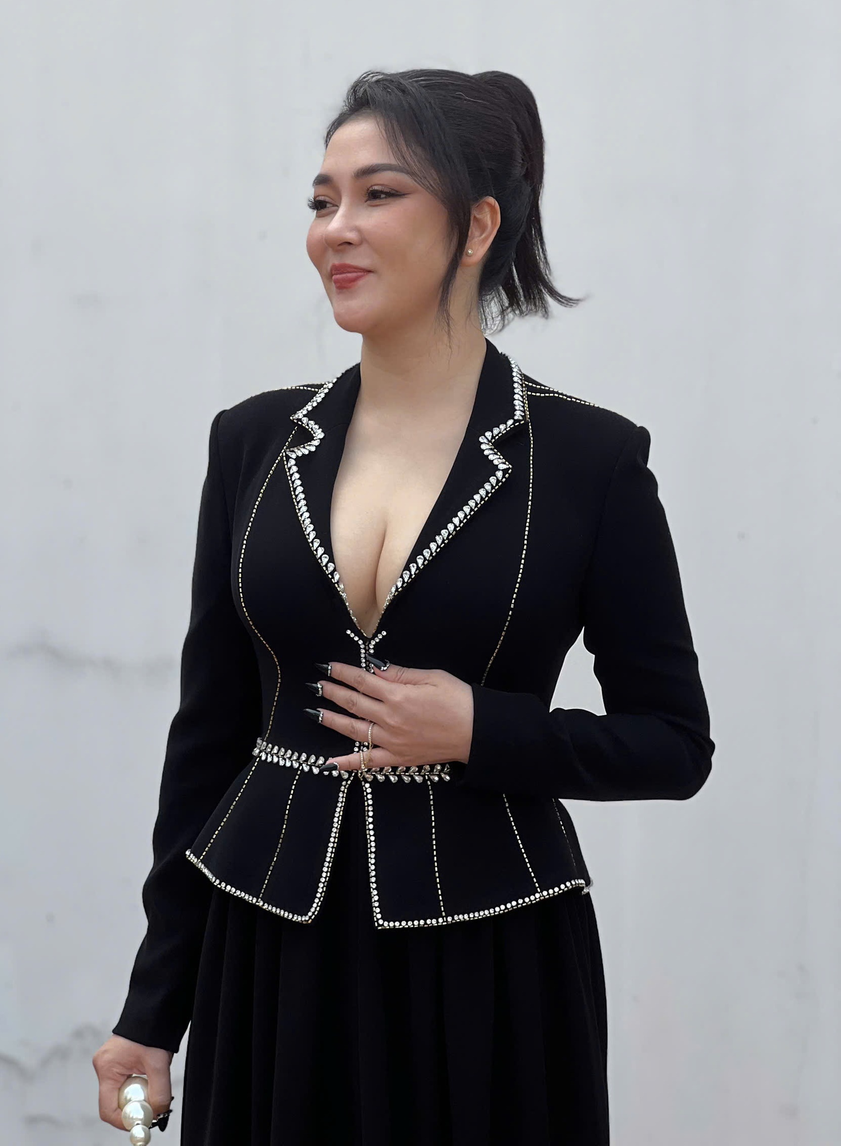 Sắc vóc tuổi 40 của Hoa hậu Nguyễn Thị Huyền qua camera thường chiếm trọn