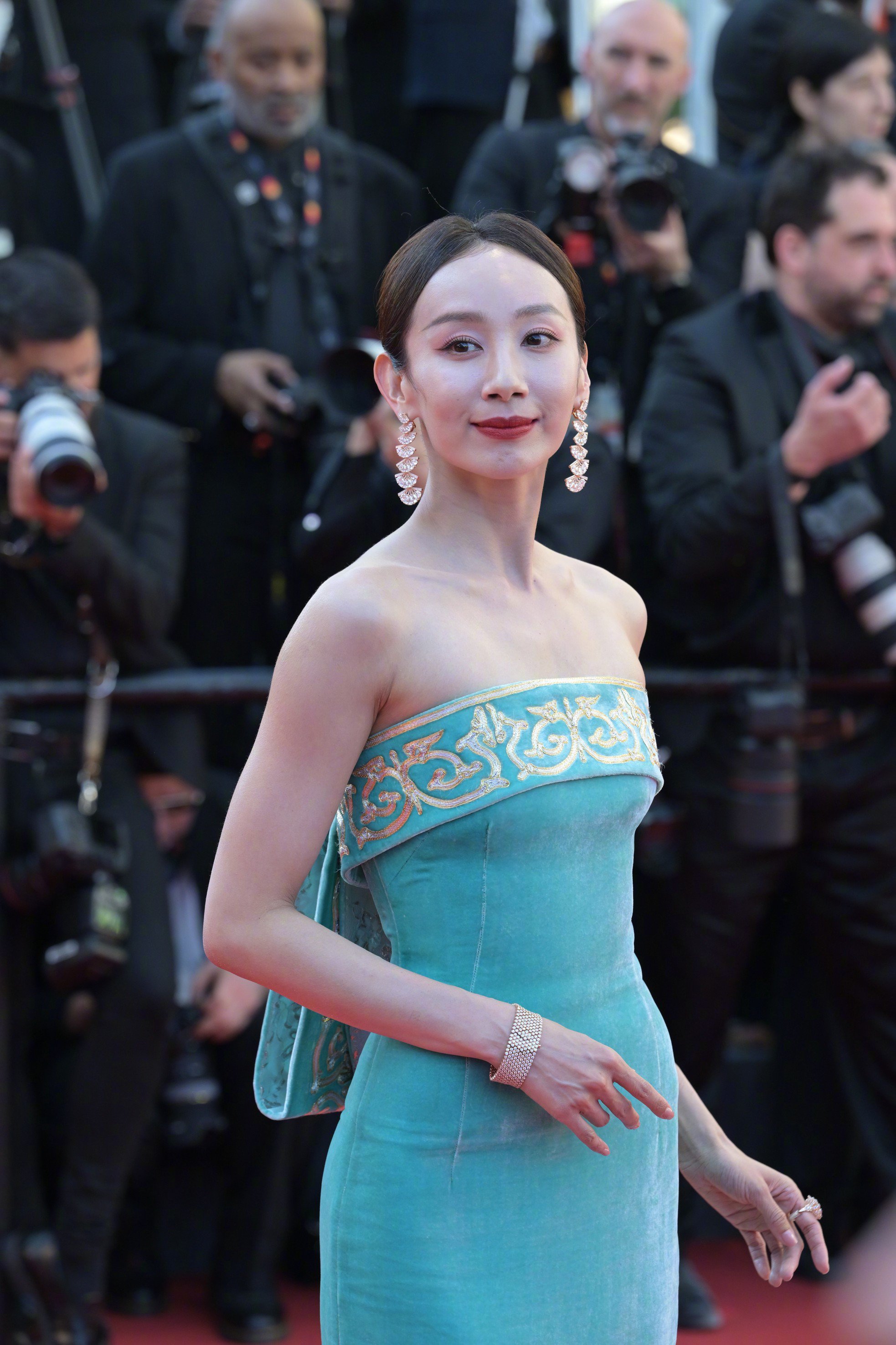 Diễn viên múa Mạnh Khánh Dương cũng ghi điểm nhờ trang phục thanh lịch và vóc dáng mảnh mai. Cô nổi tiếng sau màn biểu diễn Chích thử thanh lục trên đài CCTV vào Tết Nguyên đán 2022. Trong đó, Mạnh Khánh Dương biểu diễn động tác uốn cong lưng đến 90 độ, tạo nên trào lưu