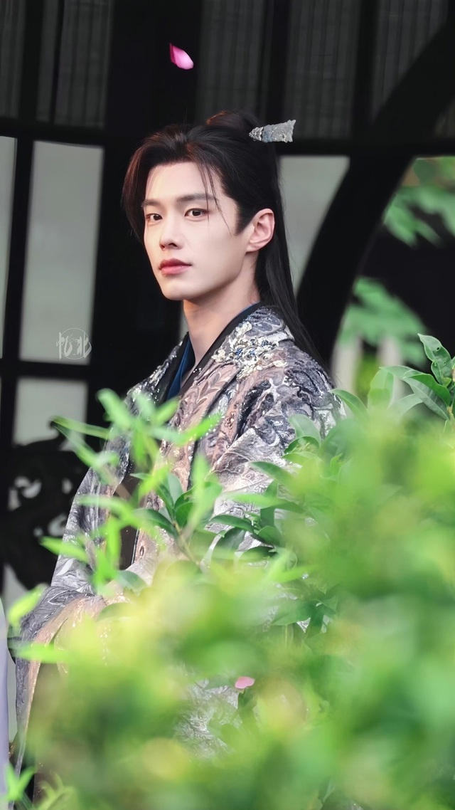 Thái tử đẹp vô địch Trung Quốc hiện tại: Nhan sắc khuynh đảo chúng sinh, cao sang quyền quý từ cốt cách- Ảnh 9.