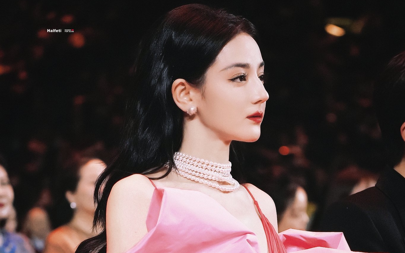 Làn sóng vùi dập Địch Lệ Nhiệt Ba bất ngờ dâng cao: Diễn kém nhất quả đất lại được vinh danh, netizen chê lố lăng vô cùng- Ảnh 1. Làn sóng vùi dập Địch Lệ Nhiệt Ba bất ngờ dâng cao: Diễn kém nhất quả đất lại được vinh danh, netizen chê lố lăng vô cùng- Ảnh 1.