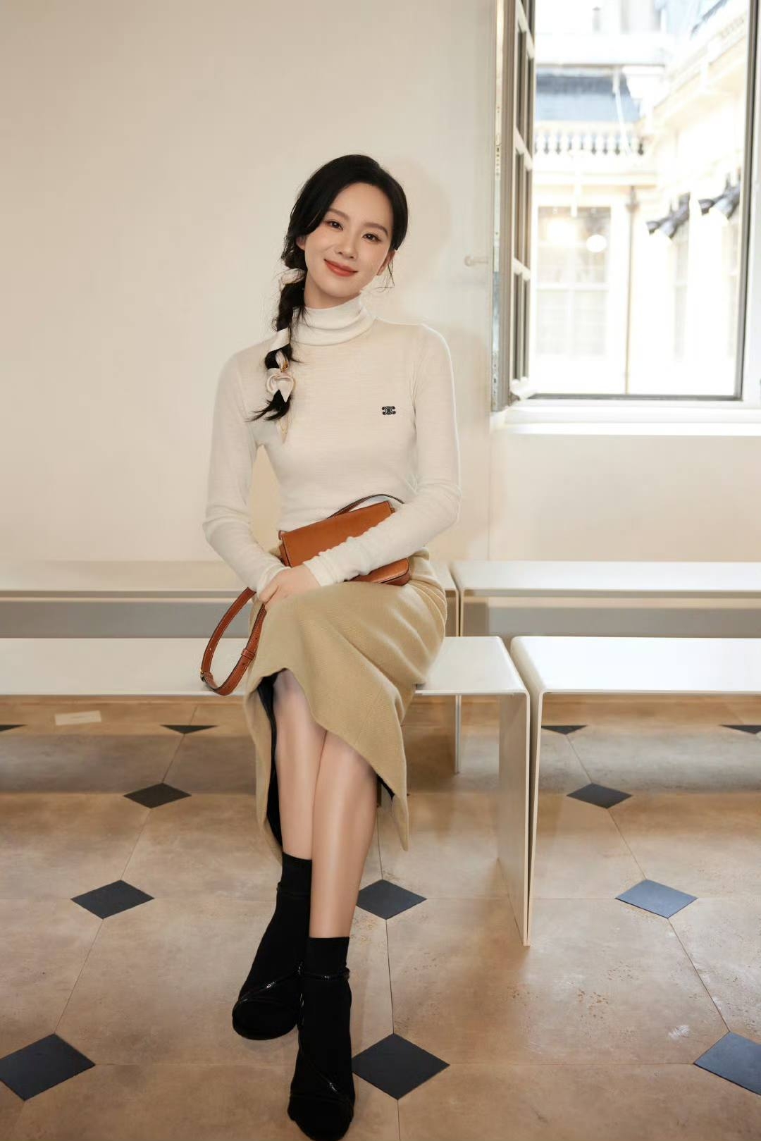 Nhan sắc của mỹ nhân hạng A này lạ lắm: Lên phim lờ đờ như 3 ngày không ngủ, ngoài đời