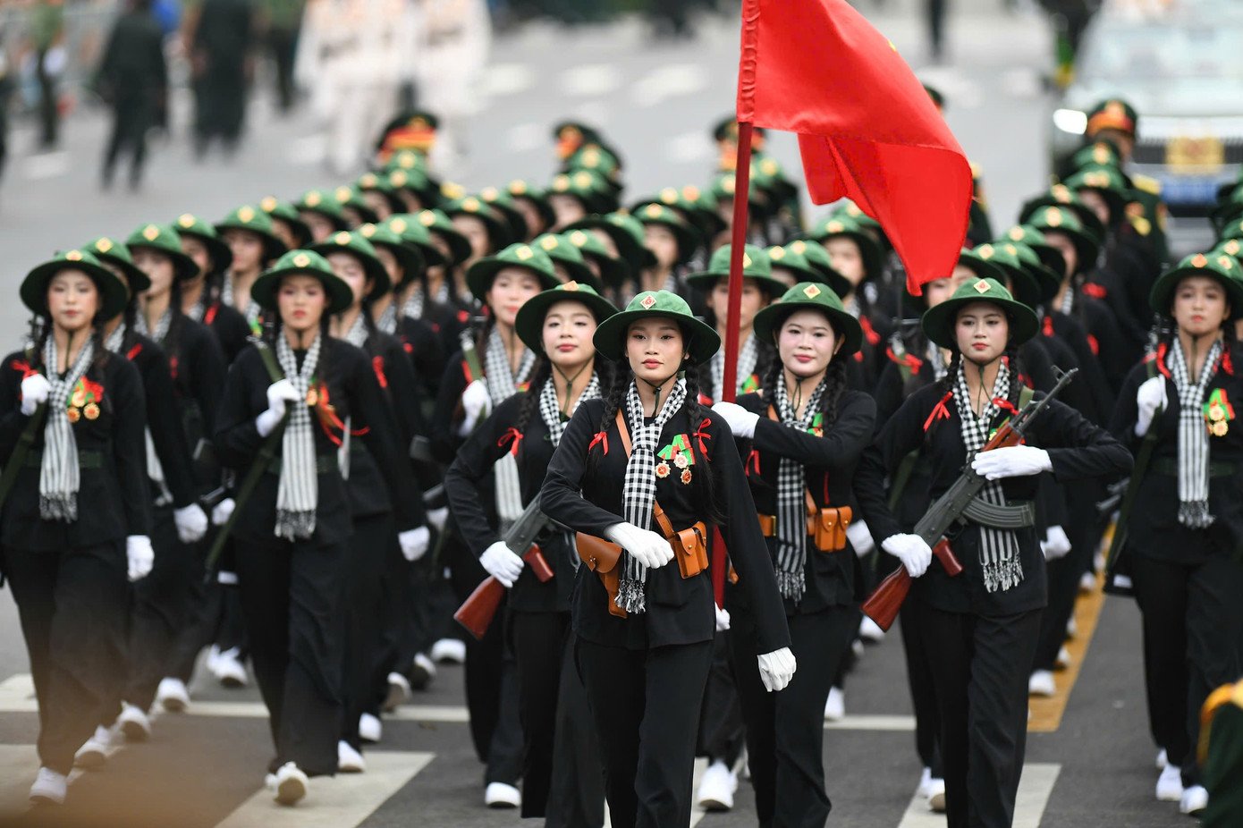 12-1756817646-423-width1390height926 Du kích miền Nam khoác khăn rằn, đội nón tai bèo, luôn bám xóm, bám ấp, đánh giặc mọi lúc, mọi nơi, có vai trò quan trọng trong ba mũi giáp công: quân sự, chính trị và binh địch vận; góp phần làm nên Đại thắng mùa Xuân năm 1975, thỏa mong ước Bắc Nam sum họp một nhà của Bác Hồ kính yêu.