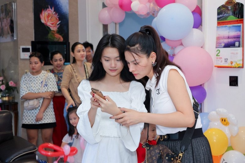 Loạt khoảnh khắc đẹp giữa Vũ Thu Phương và con gái riêng của chồng bất ngờ