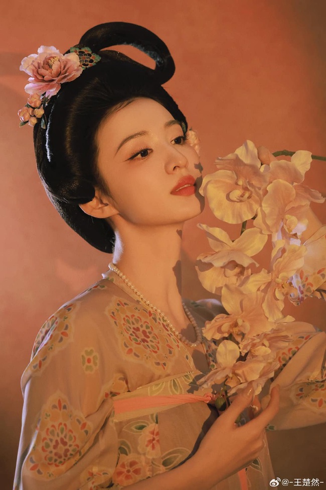 Mỹ nhân cổ trang đẹp nhất Tết Nguyên đán 2025: Nhan sắc phong thần hơn cả tranh vẽ- Ảnh 3. Mỹ nhân cổ trang đẹp nhất Tết Nguyên đán 2025: Nhan sắc phong thần hơn cả tranh vẽ- Ảnh 3.