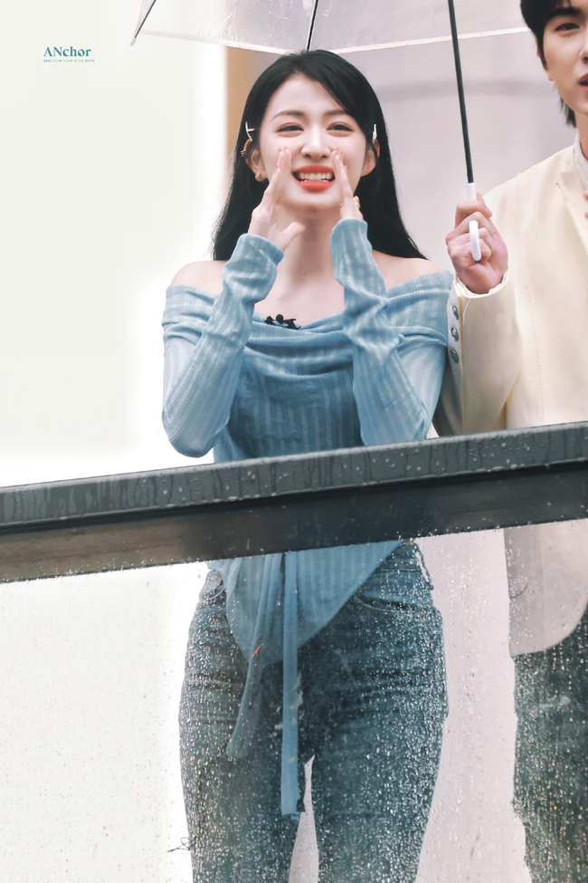 Mỹ nhân Trung Quốc đi ghi hình mà đẹp lịm con tim: Nhan sắc