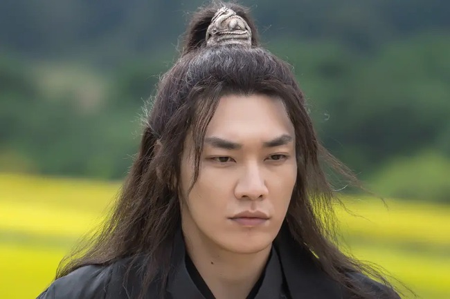 Mỹ nam tuyệt sắc lướt qua khung hình mà thành