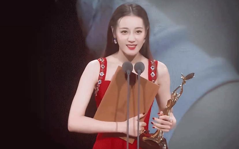 Làn sóng vùi dập Địch Lệ Nhiệt Ba bất ngờ dâng cao: Diễn kém nhất quả đất lại được vinh danh, netizen chê lố lăng vô cùng- Ảnh 2. Làn sóng vùi dập Địch Lệ Nhiệt Ba bất ngờ dâng cao: Diễn kém nhất quả đất lại được vinh danh, netizen chê lố lăng vô cùng- Ảnh 2.