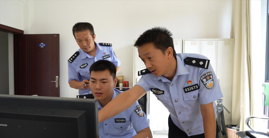 Được cảnh sát cảnh báo lừa đảo, người phụ nữ khẳng định “Tôi chấp nhận bị lừa”: Hôm sau tài khoản bị trừ 1 tỷ đồng- Ảnh 1.