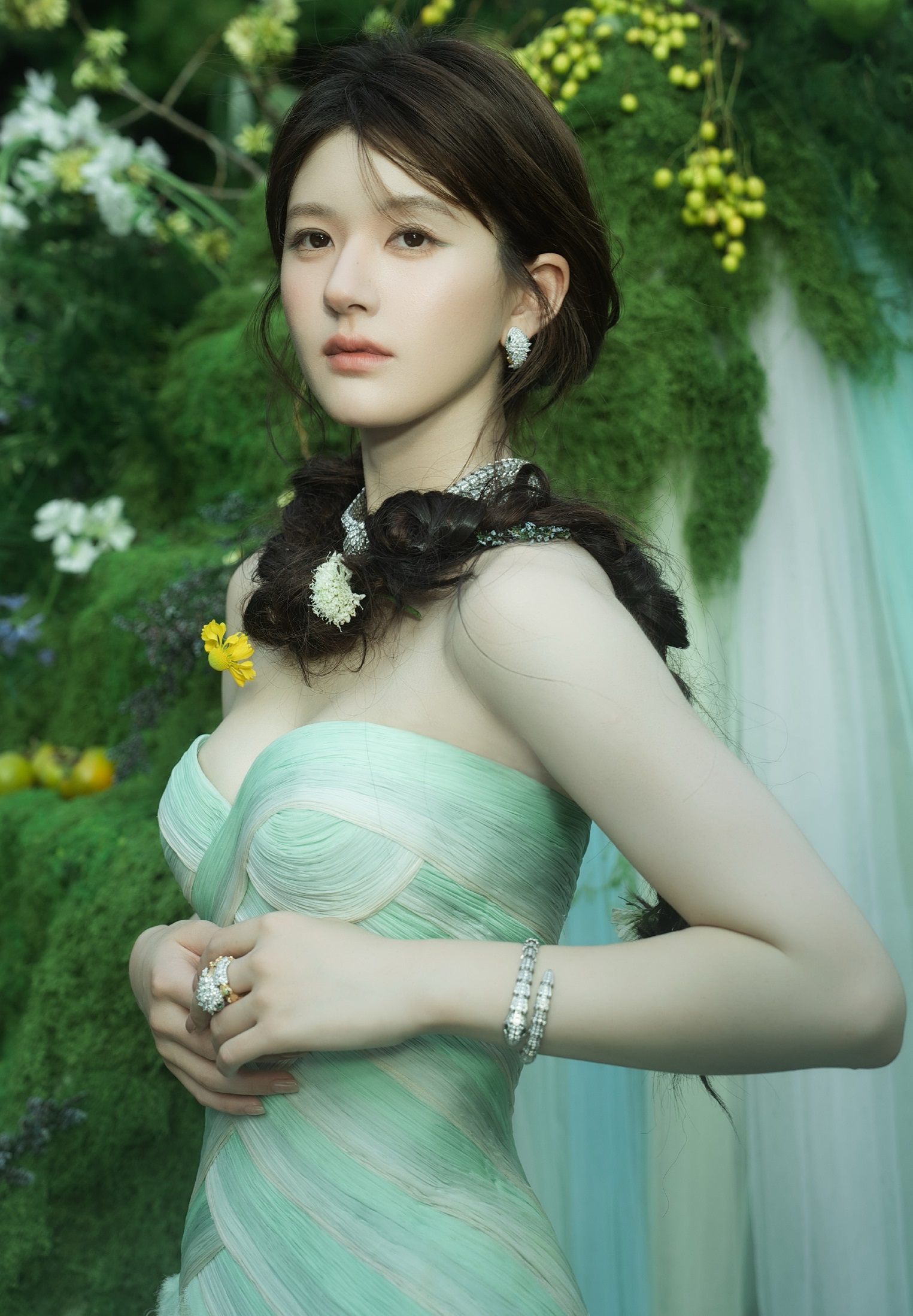 Từng là hai ngôi sao được kỳ vọng nhất, Triệu Lộ Tư và Ngu Thư Hân đứng trước nguy cơ bị