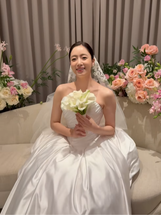 Đám cưới Eunjung: Cô dâu rơi nước mắt vì người mẹ quá cố, T-ara tái hợp làm fan phát sốt- Ảnh 2. Đám cưới Eunjung: Cô dâu rơi nước mắt vì người mẹ quá cố, T-ara tái hợp làm fan phát sốt- Ảnh 2.