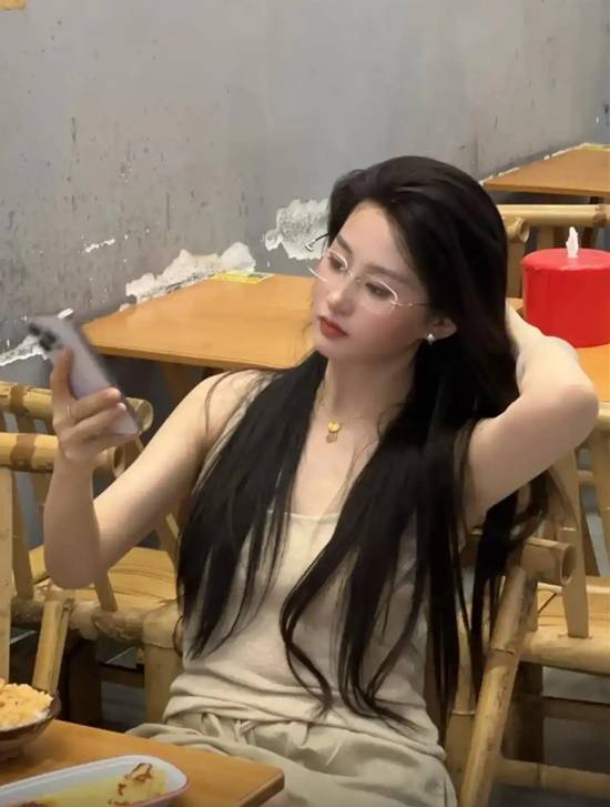 Quá giống Lưu Diệc Phi, nữ streamer bất ngờ nổi tiếng sau hơn một năm phát sóng- Ảnh 4.
