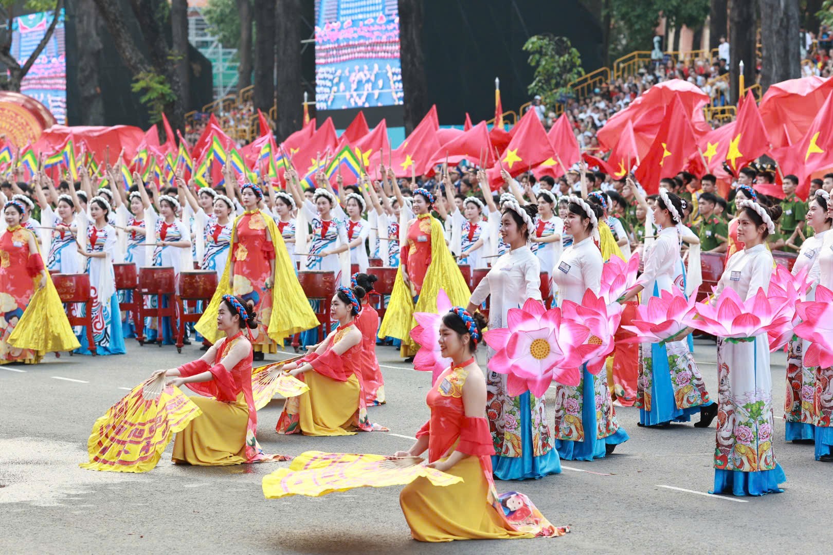 Màn trống hội 1.000 học viên Cảnh sát nhân dân khai hội 50 năm thống nhất đất nước - 4