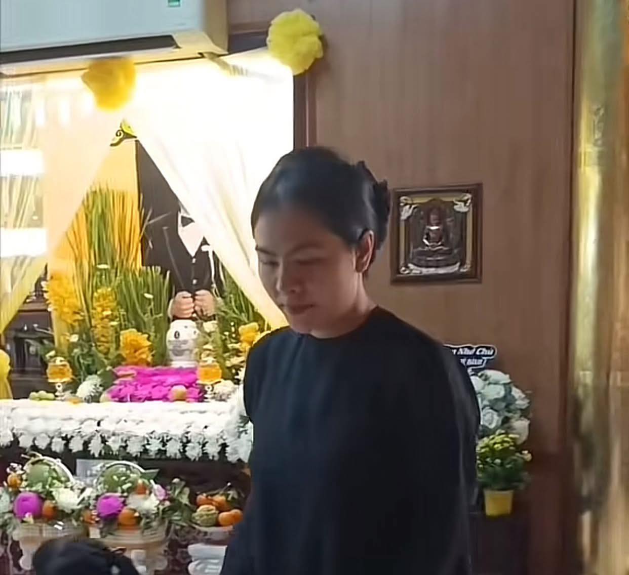 Thất thứ 3 của Quý Bình: 1 sao nữ đều đặn tới viếng, bật khóc ôm chầm lấy vợ của nam diễn viên- Ảnh 2.