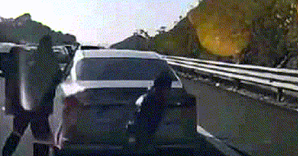 Bé trai bị ôtô tông văng xa nhiều mét trước mắt bố mẹ, hành động của người cha gây tranh cãi 27 Bé trai bị ôtô tông văng xa nhiều mét trước mắt bố mẹ, hành động của người cha gây tranh cãi 14 17388291880501930860075 1738840520752 1738840521392582548069 170 0 401 370 crop 1738840583620196507433 1738898688441 173889 0 0 477 763 crop 1738898717641544442424gifpng