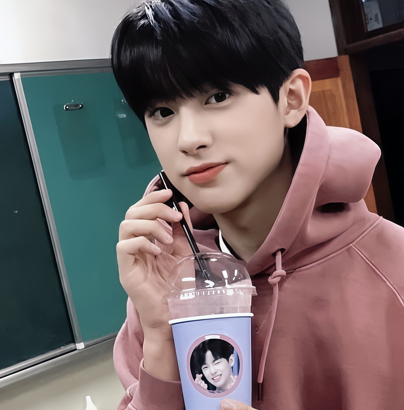 Kim Min Kyu sinh năm 2001, cao 1,85 m với vẻ ngoài là sự kết hợp hoàn hảo của hai mỹ nam Cha Eun Woo Và Hwang Min Hyun. Anh từng là thực tập sinh của Jellyfish Entertainment và gây chú ý khi tham gia chương trình sống còn Produce X 101 của Mnet.