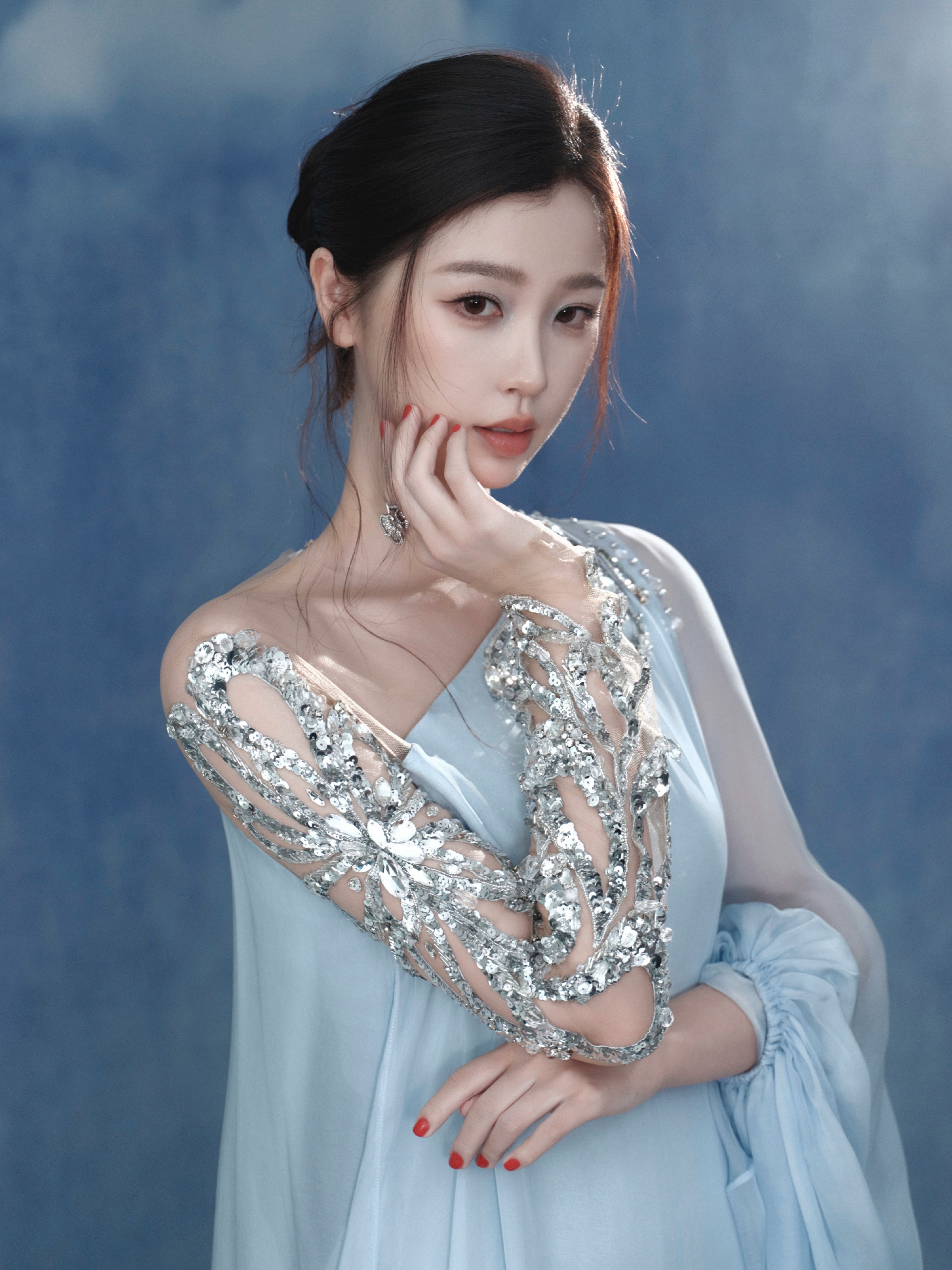 Từng là hai ngôi sao được kỳ vọng nhất, Triệu Lộ Tư và Ngu Thư Hân đứng trước nguy cơ bị