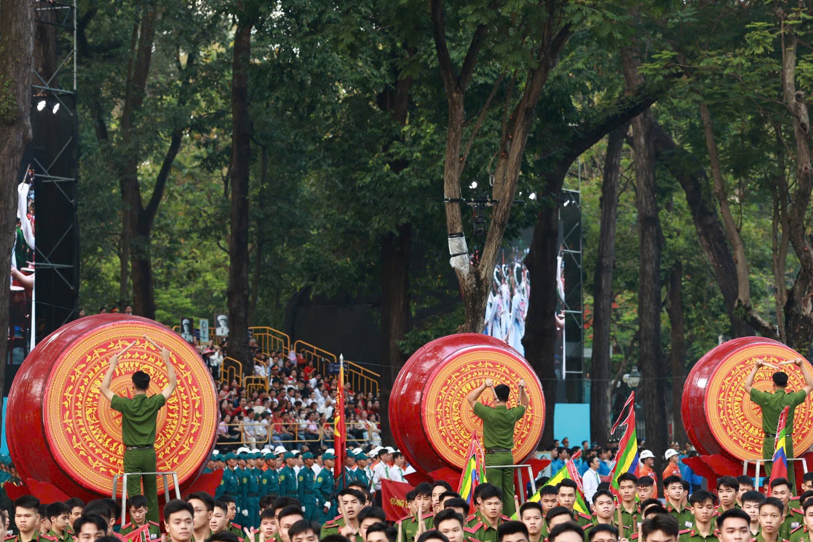 Màn trống hội 1.000 học viên Cảnh sát nhân dân khai hội 50 năm thống nhất đất nước - 8