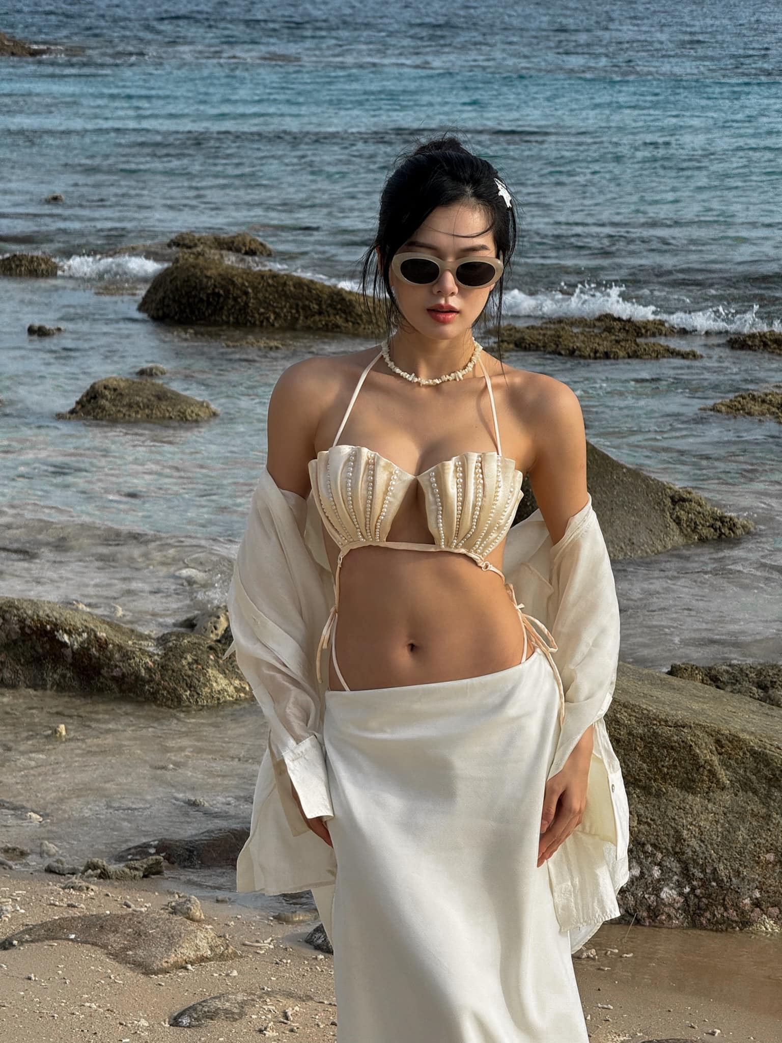 "Nàng thơ" Yên Đan thả dáng trong bộ bikini có 1-0-2, dân tình zoom cận làn da không vết muỗi đốt 141027225381674297004283595959671106956739n 17296783567451880179671 1729689356044 17296893561301251862987 1750478327061148640520 1750492980774 17504929809301822712363