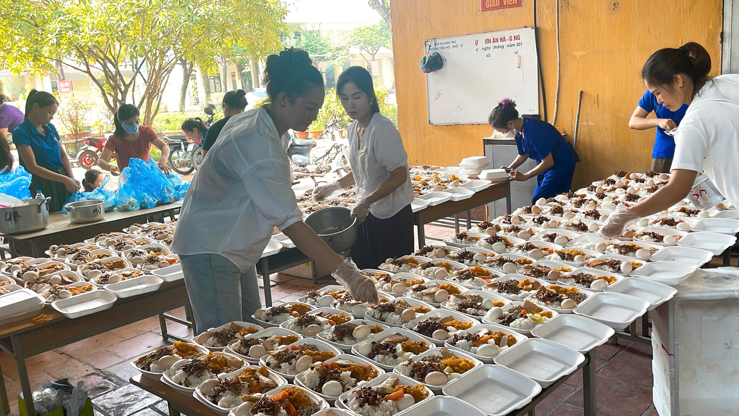 Những suất cơm nóng hổi được đóng hộp cẩn thận gửi cho bà con.