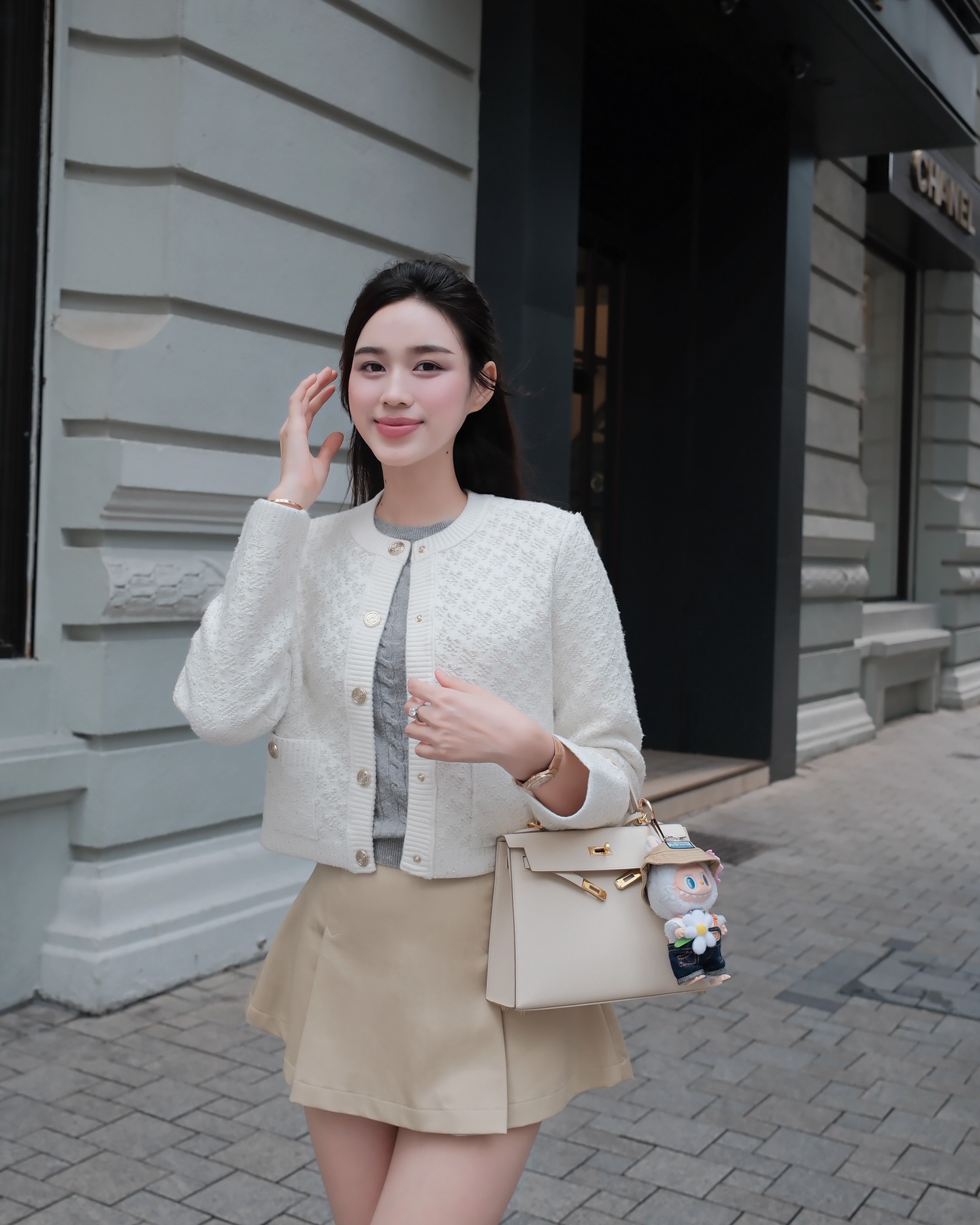 Bắt gặp bạn trai thiếu gia Hoa hậu Đỗ Hà hộ tống mẹ vợ tương lai, có 1 hành động nhằm né sự chú ý- Ảnh 6. Bắt gặp bạn trai thiếu gia Hoa hậu Đỗ Hà hộ tống mẹ vợ tương lai, có 1 hành động nhằm né sự chú ý- Ảnh 6.