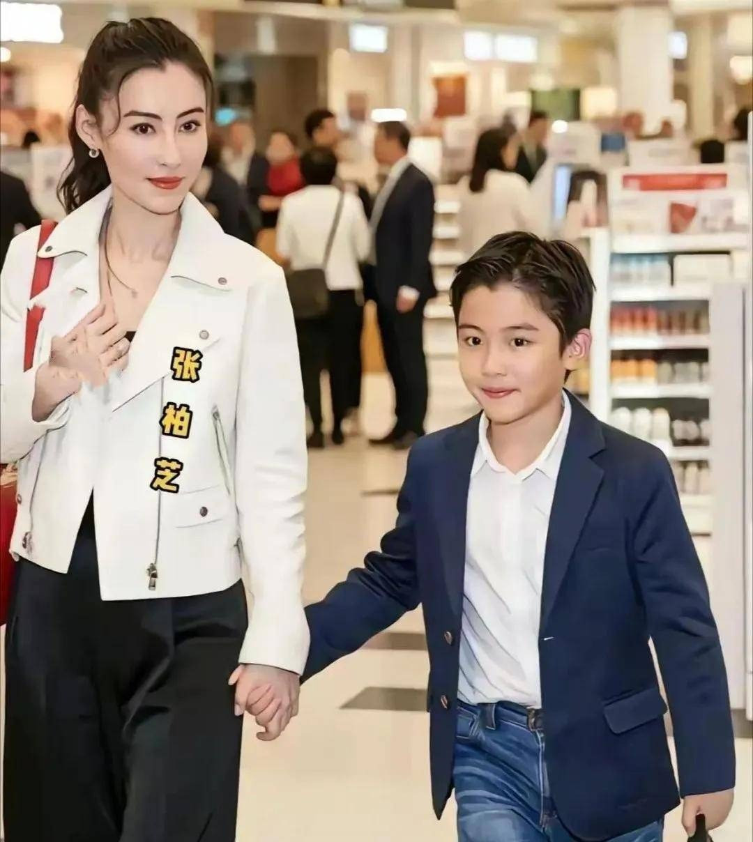 Thực hư bức hình gây sốt của Trương Bá Chi và con trai 7 tuổi- Ảnh 1.