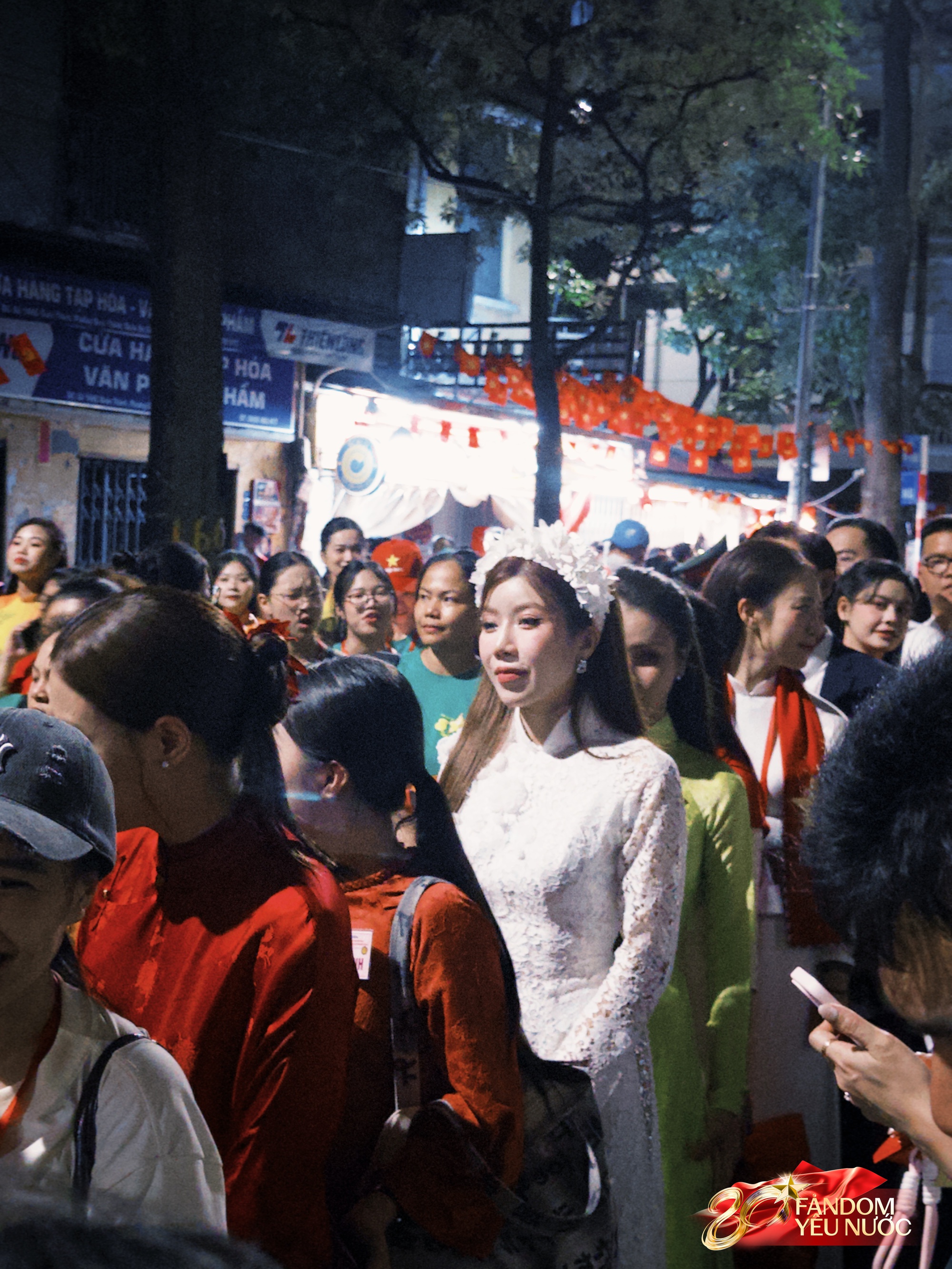 Dàn nghệ sĩ tươi rói tại Tổng duyệt diễu hành 2/9: MONO và Hoà Minzy được người dân vây kín, nữ diễn viên là Thượng uý công an gây sốt!- Ảnh 4.