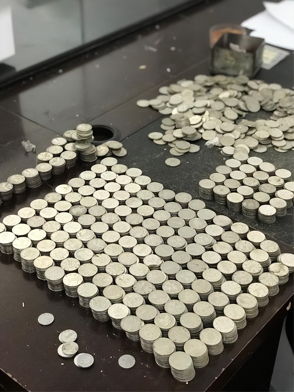 Người phụ nữ mang 4 tấn tiền trị giá 2,5 tỷ đồng đến ngân hàng gửi tiết kiệm: “Tôi chỉ bán tạp hoá ở cổng trường”- Ảnh 6.