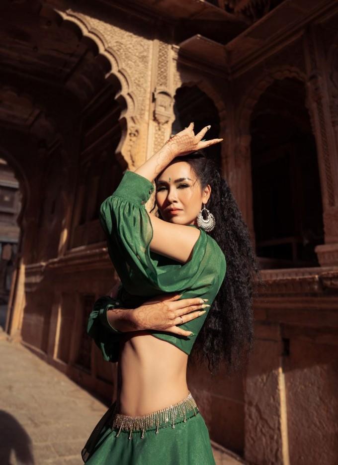 Ca sĩ hát hit 3,1 tỷ views: Viên mãn với chồng Ấn, được tặng kim cương đều tay- Ảnh 1. Ca sĩ hát hit 3,1 tỷ views: Viên mãn với chồng Ấn, được tặng kim cương đều tay- Ảnh 1.