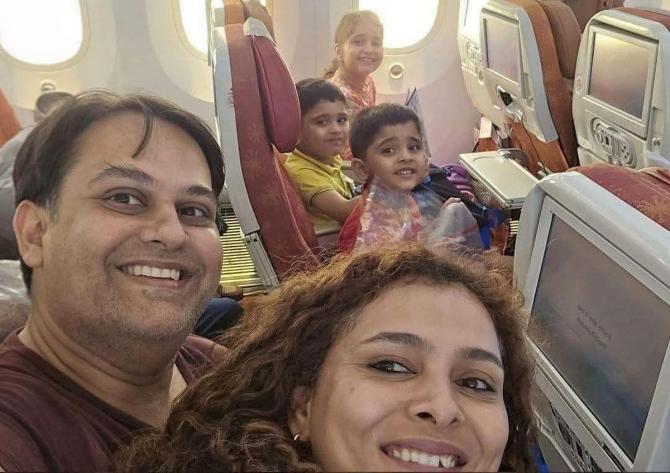 “Con vốn chưa bao giờ đi chuyến bay thẳng, nhưng…”: Câu chuyện đau lòng của gia đình bác sĩ thiệt mạng trên máy bay Air India- Ảnh 1.