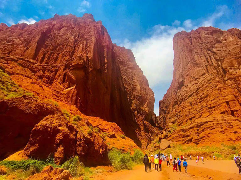 Bất chấp nắng nóng 62°C, du khách đổ đến 'chảo lửa' Hỏa Diệm Sơn- Ảnh 1.