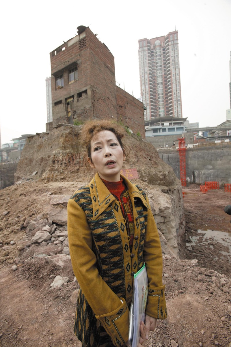 Chủ ngôi nhà 219m2 từ chối hơn 12,3 tỷ đồng tiền đền bù, không chịu di dời: Bị chủ đầu tư đào móng sâu 10m bao quanh, phải “trèo lên trèo xuống” để ra ngoài- Ảnh 1. Chủ ngôi nhà 219m2 từ chối hơn 12,3 tỷ đồng tiền đền bù, không chịu di dời: Bị chủ đầu tư đào móng sâu 10m bao quanh, phải “trèo lên trèo xuống” để ra ngoài- Ảnh 1.