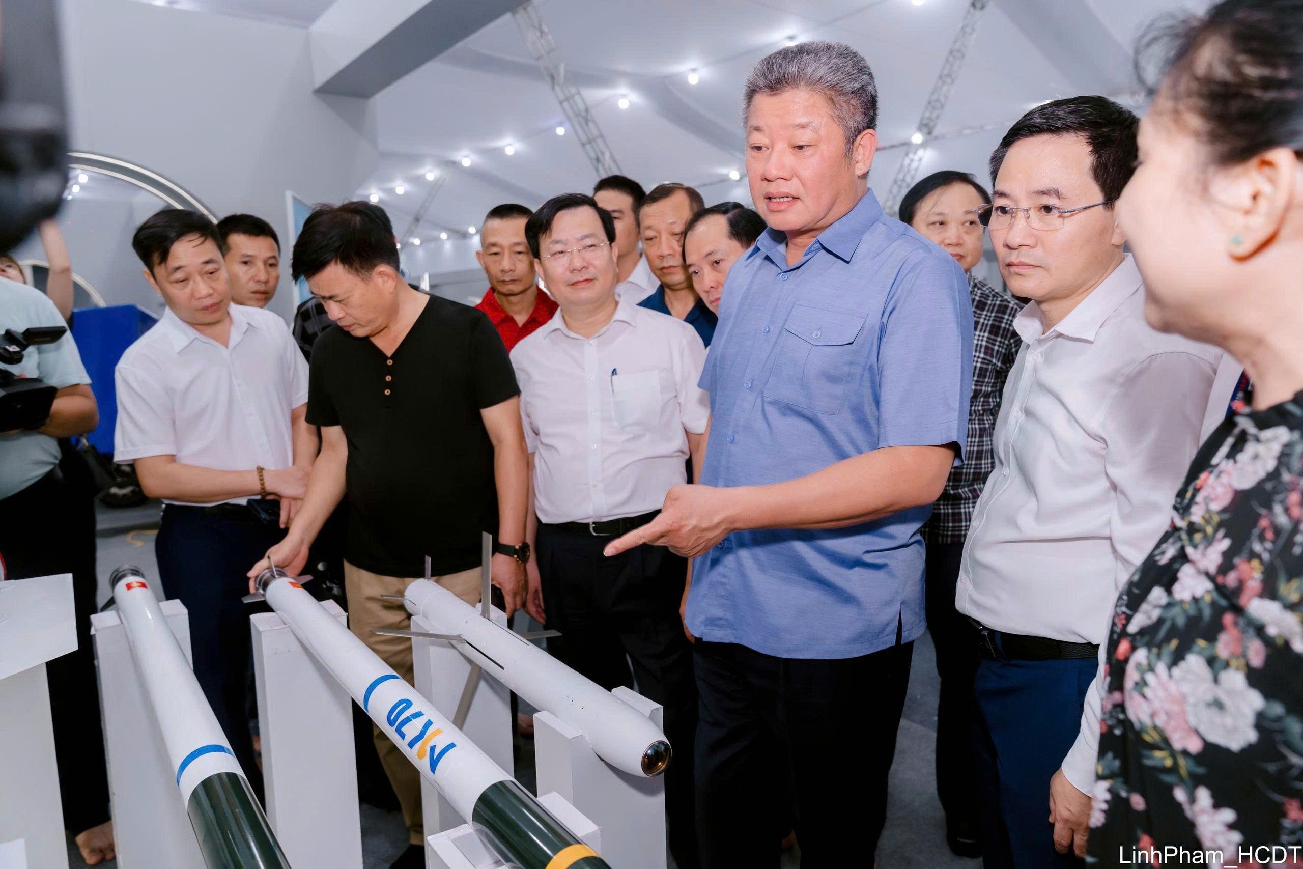 Phó chủ tịch thành phố Hà Nội Nguyễn Mạnh Quyền cùng lãnh đạo kiểm tra và đôn đốc hoàn thiện không gian trưng bày của thành phố Hà Nội.