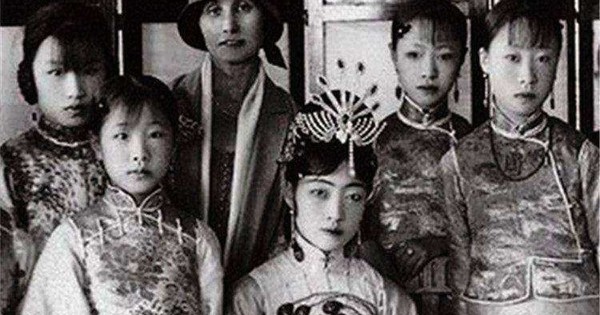 Hé lộ loạt ảnh hiếm chưa từng thấy chụp đám cưới Phổ Nghi - hoàng đế cuối cùng của Trung Quốc 26 Hé lộ loạt ảnh hiếm chưa từng thấy chụp đám cưới Phổ Nghi - hoàng đế cuối cùng của Trung Quốc 15510284197831689700995 1761986710582 17619867106528127411 17 0 486 750 crop 17619871377312101318367 1761993231707 17619932 0 0 477 764 crop 17619932576991044400955jpeg