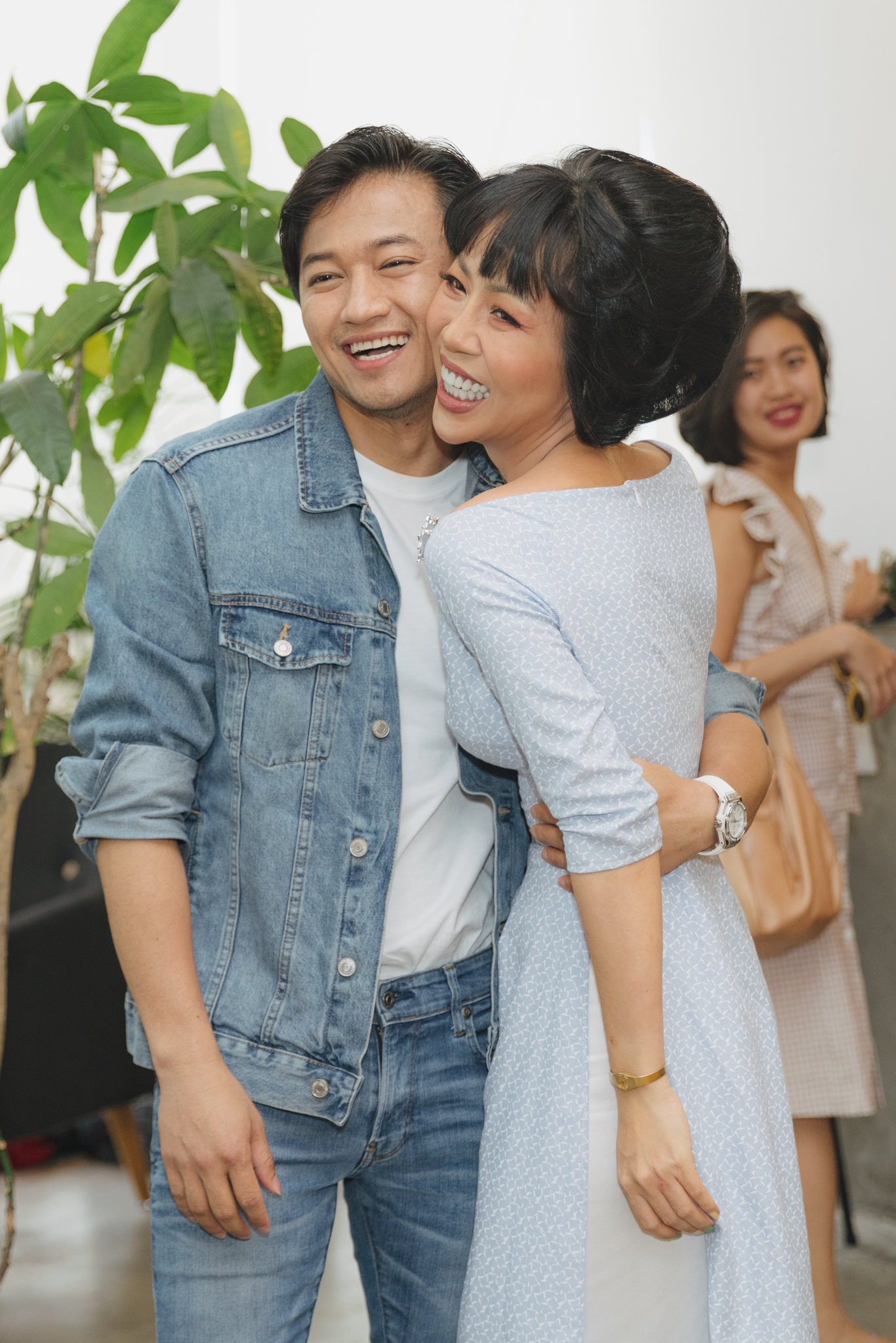 Nữ nghệ sĩ bần thần, vừa đi vừa khóc nức nở sau lễ hoả táng của diễn viên Quý Bình- Ảnh 1. Nữ nghệ sĩ bần thần, vừa đi vừa khóc nức nở sau lễ hoả táng của diễn viên Quý Bình- Ảnh 1.