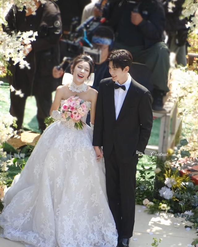 Đám cưới đang viral khắp Trung Quốc: Chú rể đẹp trai quá thể đáng, cô dâu hoàn mỹ như công chúa trong truyện tranh- Ảnh 6.