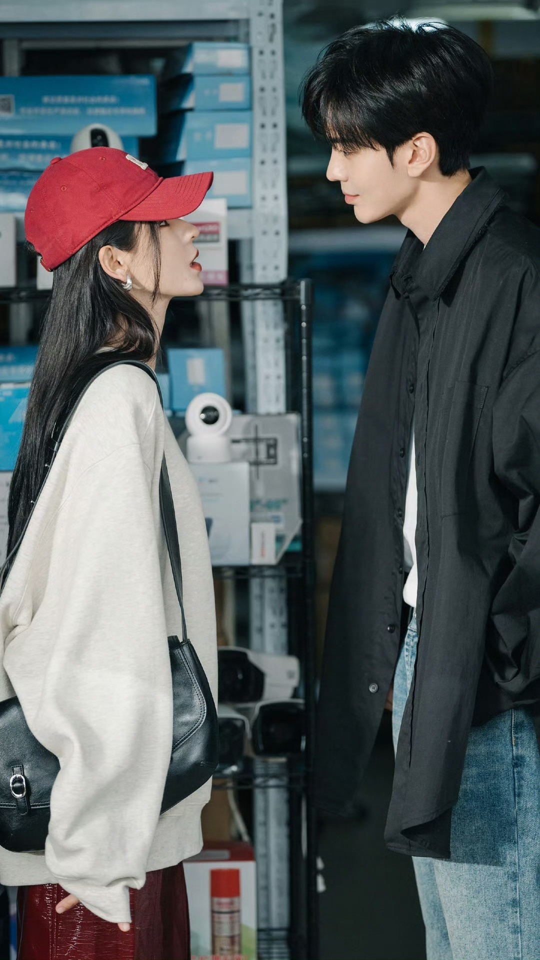 Tóm dính cặp đôi ngôn tình công khai nắm tay giữa đường: Vô tư ôm ấp sát rạt, phim giả tình thật không thể chối cãi- Ảnh 2. Tóm dính cặp đôi ngôn tình công khai nắm tay giữa đường: Vô tư ôm ấp sát rạt, phim giả tình thật không thể chối cãi- Ảnh 2.