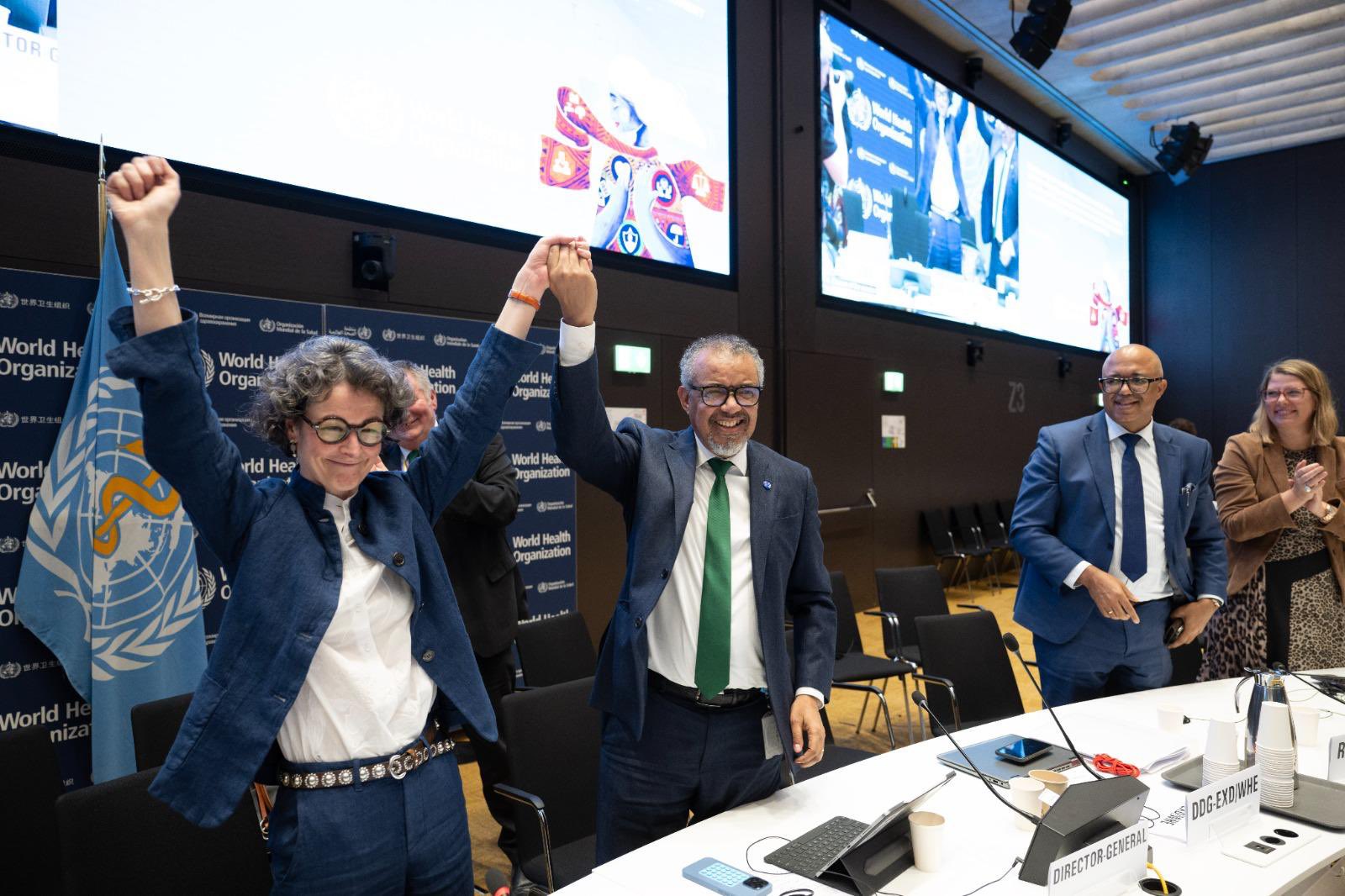 Tổng Giám đốc WHO Tedros Adhanom Ghebreyesus (thứ hai từ trái sang) và Đồng Chủ tịch INB Anne-Claire Amprou (bìa trái) vui mừng sau khi dự thảo Thỏa thuận đại dịch WHO được nhất trí Ảnh: X/ TEDROS ADHANOM GHEBREYESUS