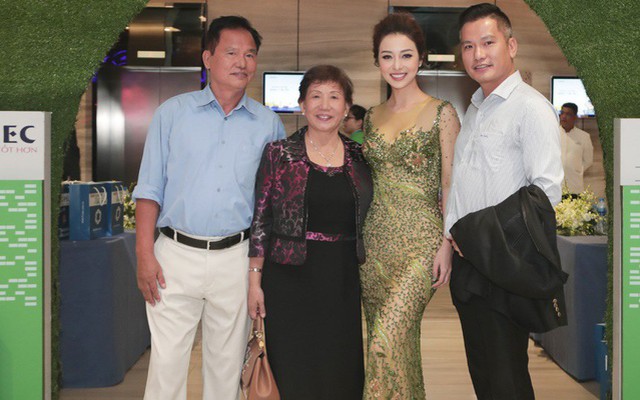 Hoa hậu vừa gặp sự cố vì chơi pickleball: Có mẹ chồng giàu top đầu sàn chứng khoán, bố chồng là Tiến sĩ- Ảnh 8.