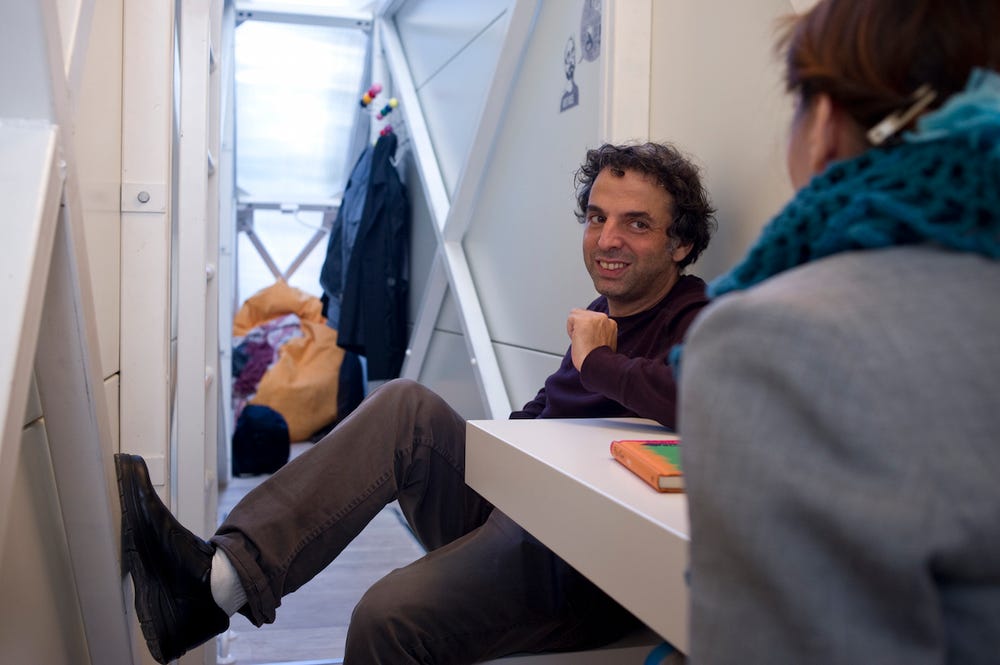 Căn nhà mỏng nhất hành tinh, bên ngoài như 1 trò đùa nhưng bên trong gây sốc- Ảnh 6.