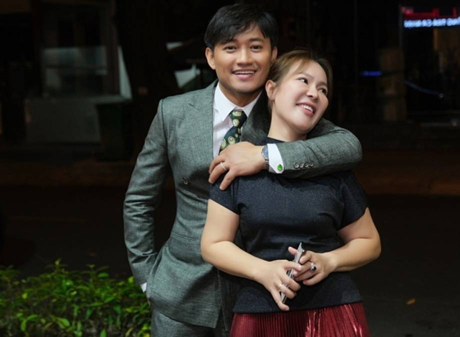 Vợ Quý Bình vừa lau bàn thờ cho chồng vừa nghẹn ngào tâm sự: Vợ Quý Bình vừa lau bàn thờ cho chồng vừa nghẹn ngào tâm sự: